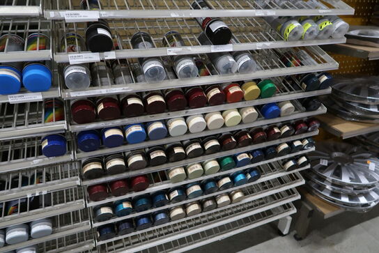 Reol med div. Spraydåser MOTIP m.fl.