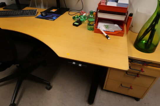 El. hæve/sænke skrivebord samt kontorstol og skuffemodul, stole og reoler