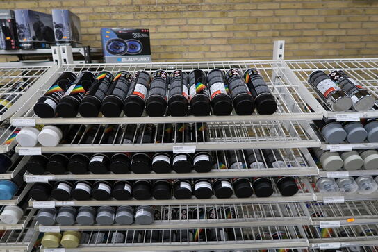 Reol med div. Spraydåser MOTIP m.fl.