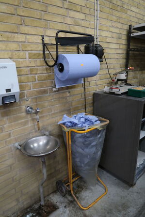 Skraldespand samt papirafruller