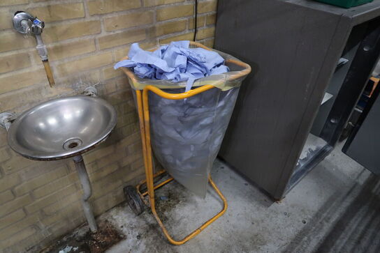 Skraldespand samt papirafruller