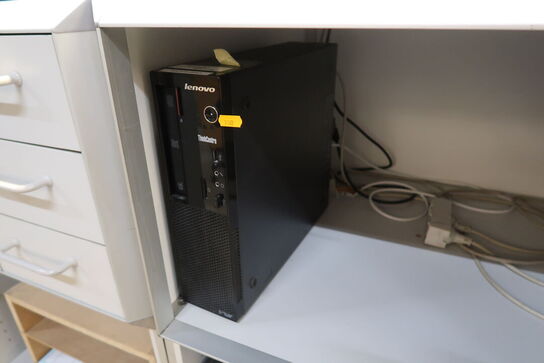 Computerskærm DEL P2419H med computer, tastatur og mus