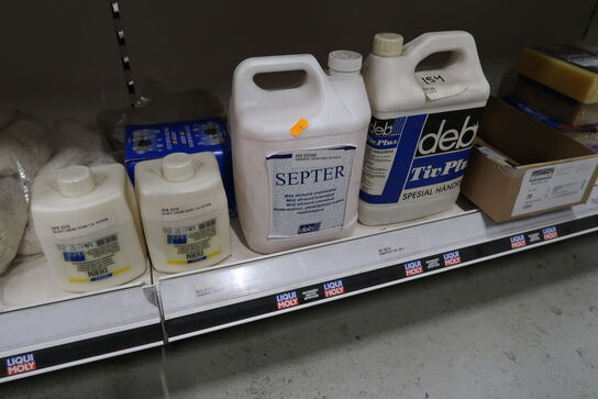 Hylde med div. Plejemidler, AdBlue m.m.