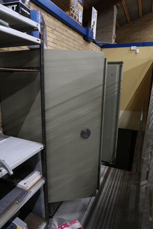 Pengeskab uden indhold