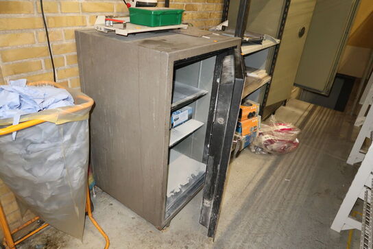 Pengeskab med indhold