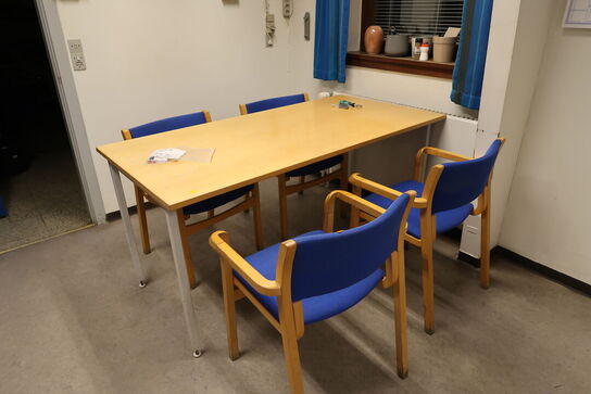 Bord med 4 stk. stole, skraldespand samt reol
