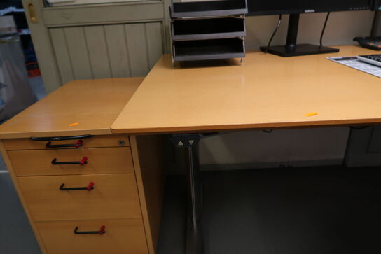 El. hæve/sænke skrivebord uden indhold samt kontorstol og skuffemodul