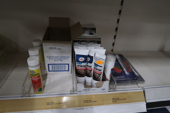 Hylde med div. Plejemidler m.m.