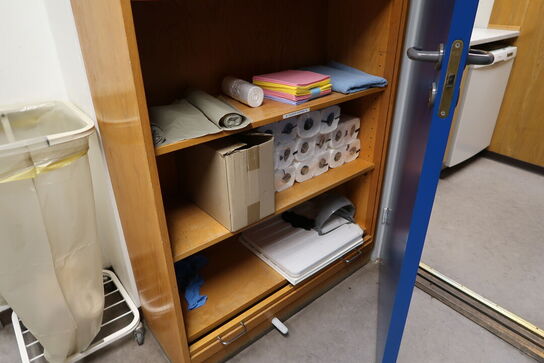 Bord med 4 stk. stole, skraldespand samt reol