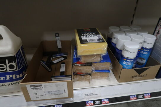 Hylde med div. Plejemidler, AdBlue m.m.