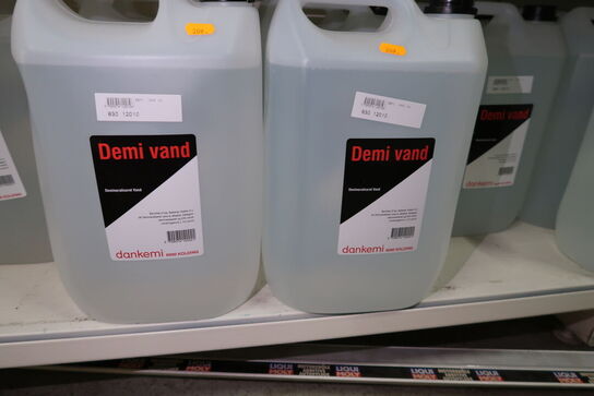 11 dunke demineraliseret vand