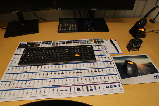 2 stk. computerskærme SAMSUNG S24C450, computer, tastatur, mus, headset