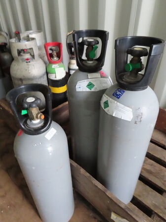 Div. flasker m. gas og ilt med mere