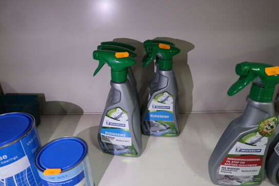 Hylde med div. Plejemidler m.m.