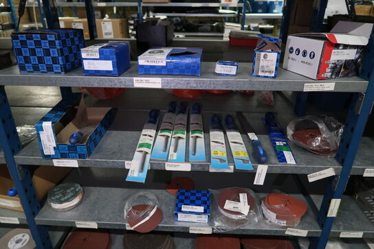 Div. Varelager, bolte, skæreskiver m.m.