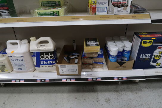 Hylde med div. Plejemidler, AdBlue m.m.