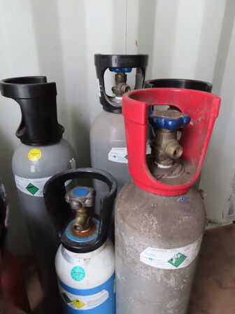 Div. flasker m. gas og ilt med mere