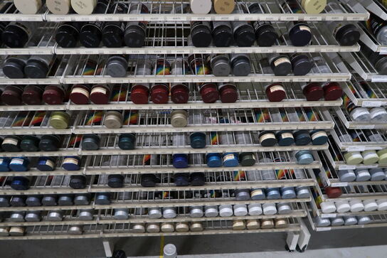 Reol med div. Spraydåser MOTIP m.fl.