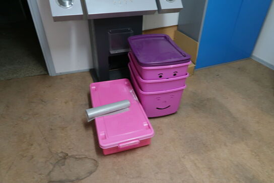 Div. udstillingsmøbler, stålskab, bord m.m.