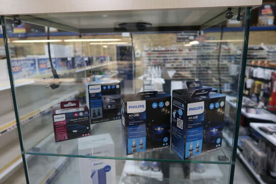 Glasmontre med indhold