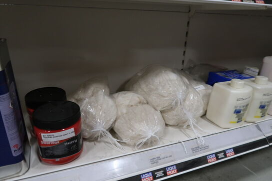 Hylde med div. Plejemidler, AdBlue m.m.