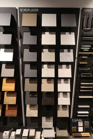 Vægplader med parti Låger, bordpladeprøver, greb m.m. 