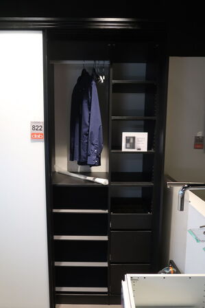 Kvik Garderobe indretning med skydelåger