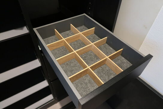 Kvik Garderobe indretning med skydelåger