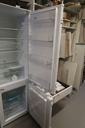 AEG 5000 ColdSense NSC5S181ES Integreret Køle-/Fryseskab 177.2 cm 