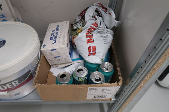 Stålreol med indhold 