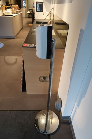 Håndsprit dispenser, dørstopper & gulvmåtte 