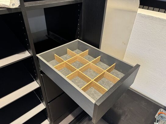 Kvik Garderobe indretning med skydelåger