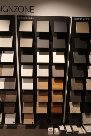 Vægplader med parti Låger, bordpladeprøver, greb m.m. 