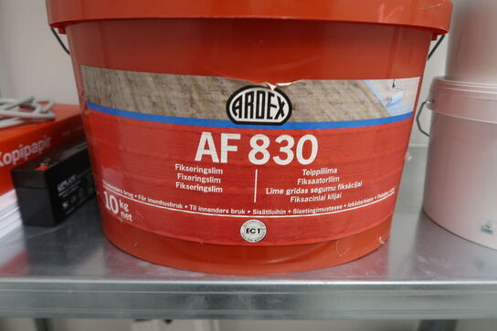 Stålreol med indhold 