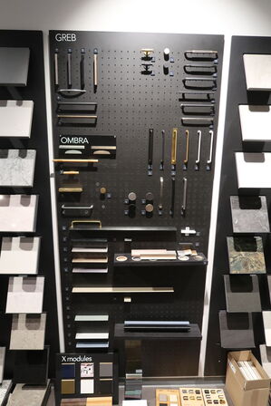 Vægplader med parti Låger, bordpladeprøver, greb m.m. 