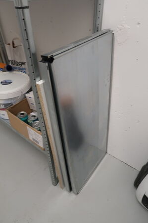 Stålreol med indhold 