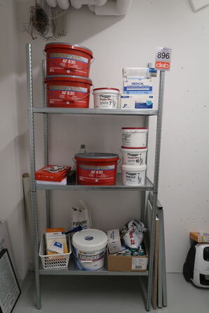 Stålreol med indhold 