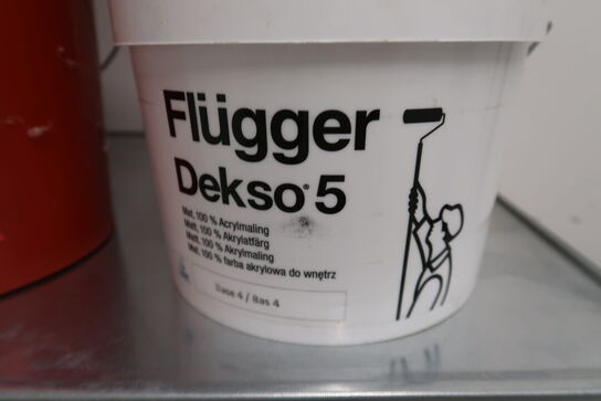 Stålreol med indhold 