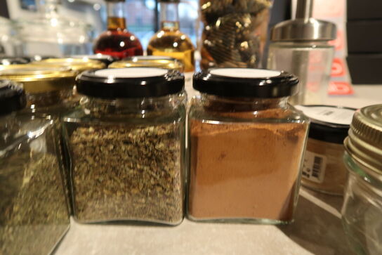 Stort parti krydderier