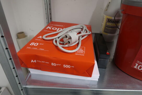 Stålreol med indhold 