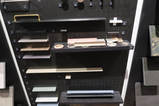 Vægplader med parti Låger, bordpladeprøver, greb m.m. 