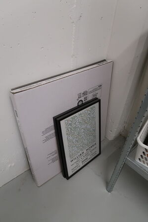 Stålreol med indhold 