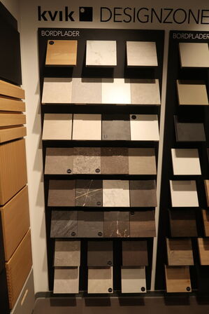 Vægplader med parti Låger, bordpladeprøver, greb m.m. 