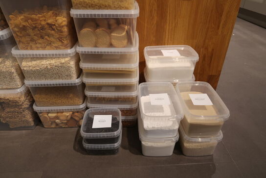 Stort parti madvarer i kondibøtter 