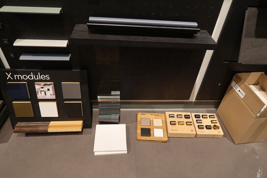 Vægplader med parti Låger, bordpladeprøver, greb m.m. 