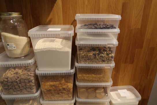 Stort parti madvarer i kondibøtter 