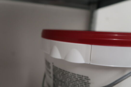 Stålreol med indhold 