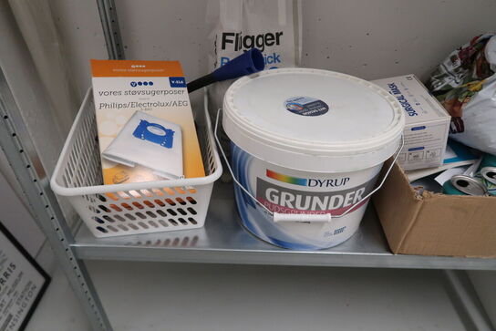 Stålreol med indhold 