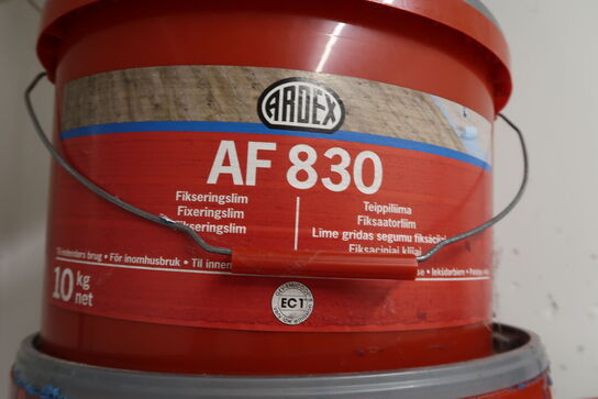 Stålreol med indhold 