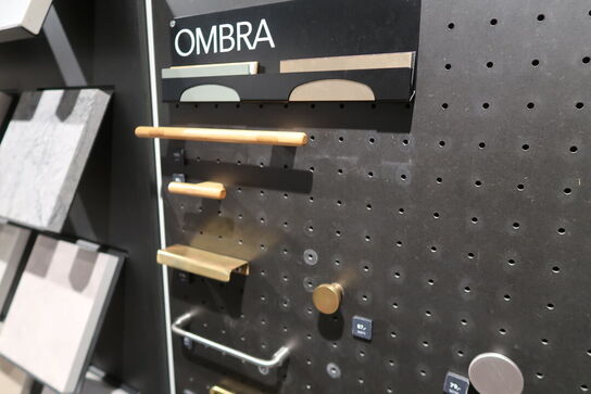 Vægplader med parti Låger, bordpladeprøver, greb m.m. 